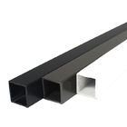 El tubo de aluminio sacado del cuadrado perfila las barandillas que cercan las colocaciones con barandilla