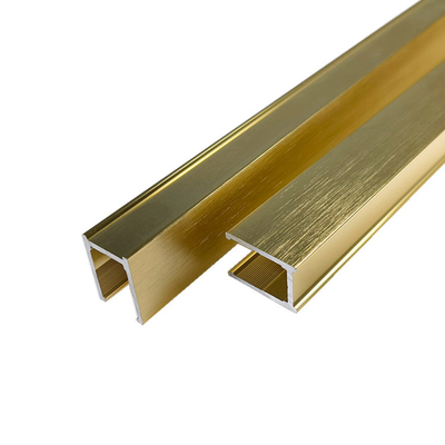 La protuberancia del perfil de la aleación de aluminio del canal de la forma de U cepilló el oro para las verjas de cristal